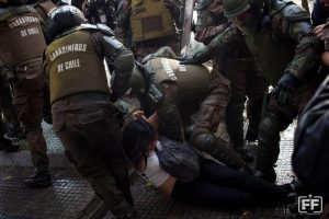 Lee más sobre el artículo En primera manifestación estudiantil, Corporación Humanas denuncia violencia desmedida por parte de Fuerzas Especiales