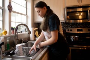 Lee más sobre el artículo Teletrabajo, educación a distancia, labores de la casa: especialistas dicen que el mejor regalo en el Día de la Madre es valorar el trabajo doméstico